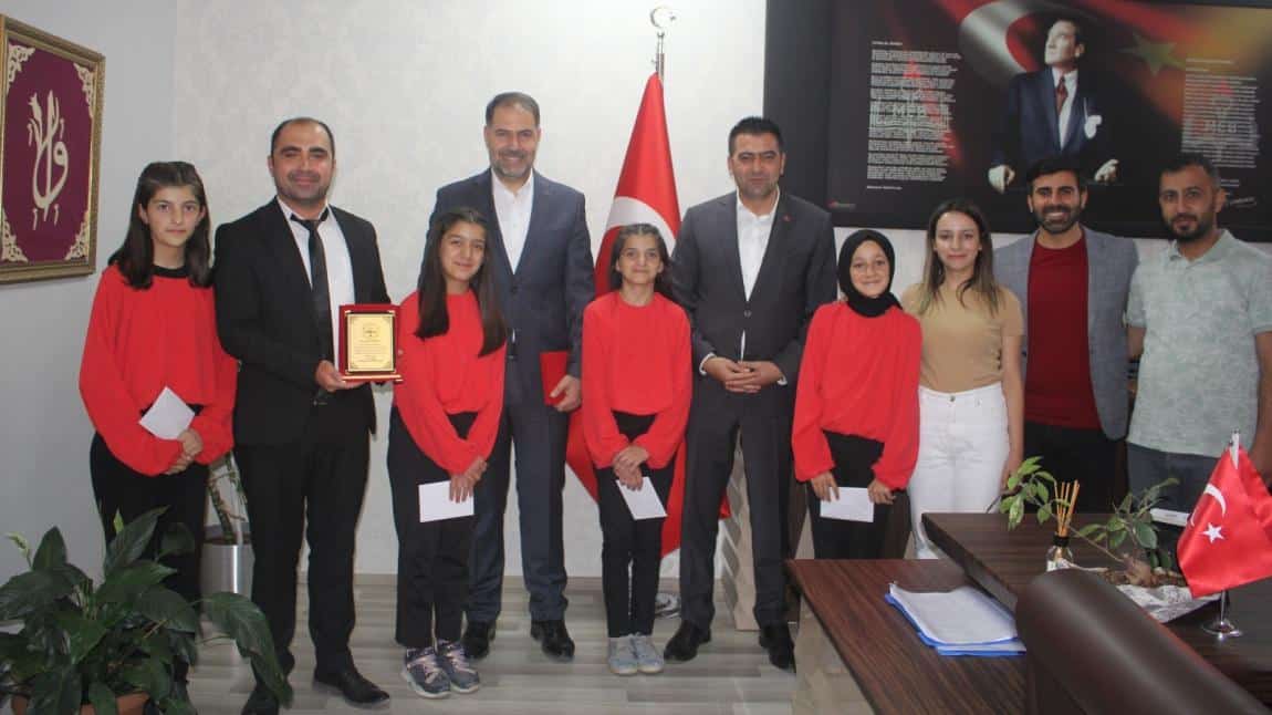 İlçe Milli Eğitim Müdürümüz Sayın İhsan Kösen Münazarada il şampiyonu olan öğrencilerimize ödüllerini verdi.